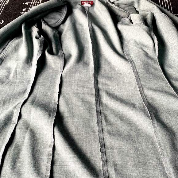 Vintage Women’s suit jacket w shoulder pads - Picture 3 of 6